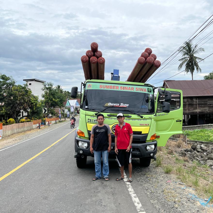 PLN Lakukan Penurunan 12 Tiang Listrik Sawah (LISA) di Jalan Tani Lapatellongi II